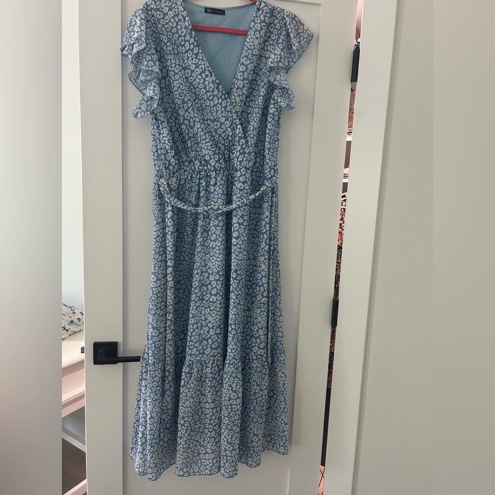 Elegant Blue Leopard Patterned Wrap Dress